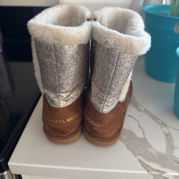 Michael Kors Women’s or Girls Boots 🤎🤍💛 - Picture 4 of 6